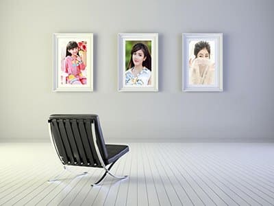 Khung ảnh chân dung treo tường với phối cảnh cùng chiếc ghế chống gợi niềm nhung nhớ