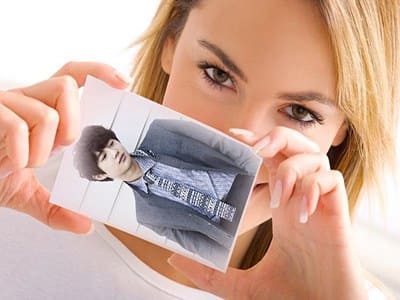 Khung ảnh gái xinh cầm tấm ảnh trên tay khỏe hình ảnh bạn trai