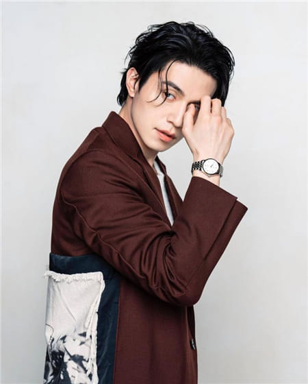 Hình ảnh diễn viên Hàn Quốc Lee Dong Wook với chiếc đồng hồ đeo tay nam tính