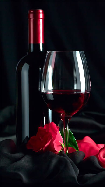 Hình ảnh ngọt ngào về chai rượu vang và hoa hồng