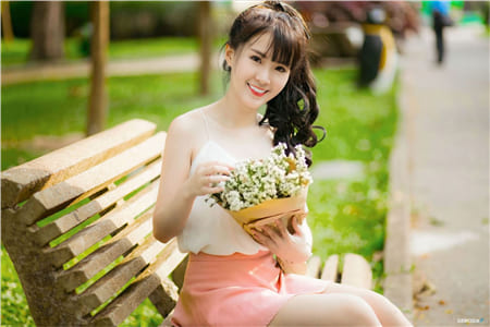 Hình ảnh cô gái cực kỳ dễ thương với  bó hoa trên tay làm hình nền máy tính