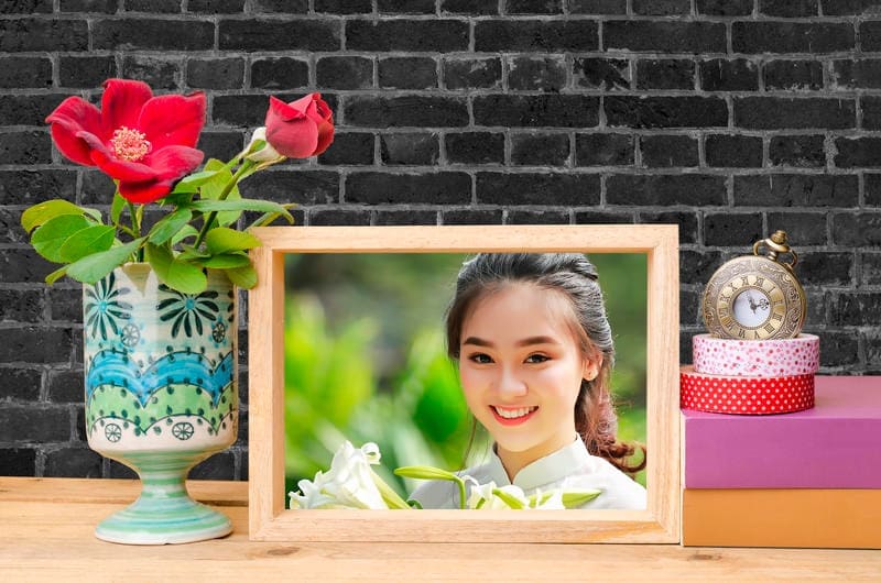 Ghép ảnh nghệ thuật online vào khung ảnh để bàn cùng lọ hoa đẹp