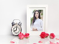 Tạo ảnh đẹp với khung ảnh trang trí hoa hồng và chiếc đồng hồ nghệ thuật