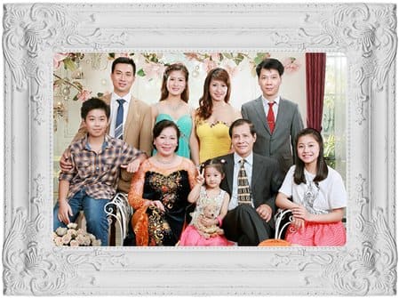 Ghép khung ảnh gia đình với hoa văn thạch cao