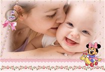 Ghép ảnh gia đình mẹ và bé gái với khung hình màu hồng
