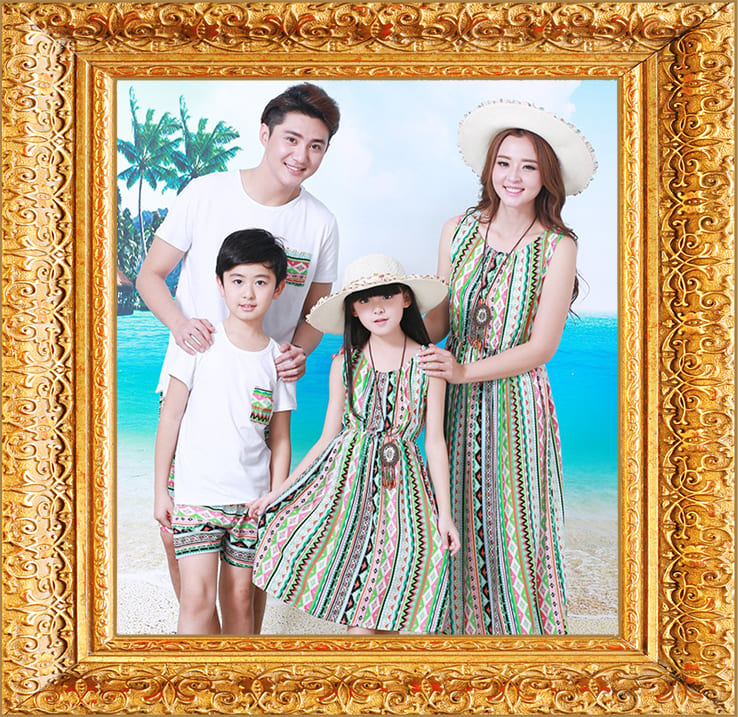 Ghép ảnh gia đình 4 người vào khung ảnh gỗ hoa văn nghệ thuật