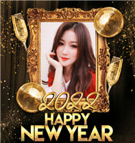 Ghép khung ảnh chúc mừng năm mới 2022 với những quả cầu vàng và lý rượu đẹp