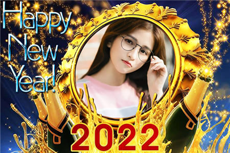 Ghép khung ảnh với hình vương miện cùng với những chai rượu chúc mừng năm mới 2022