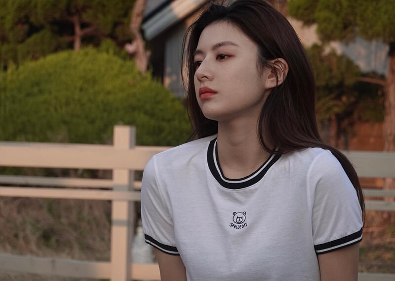 Gái xinh Hàn Quốc với chiếc áo phông trẻ trung