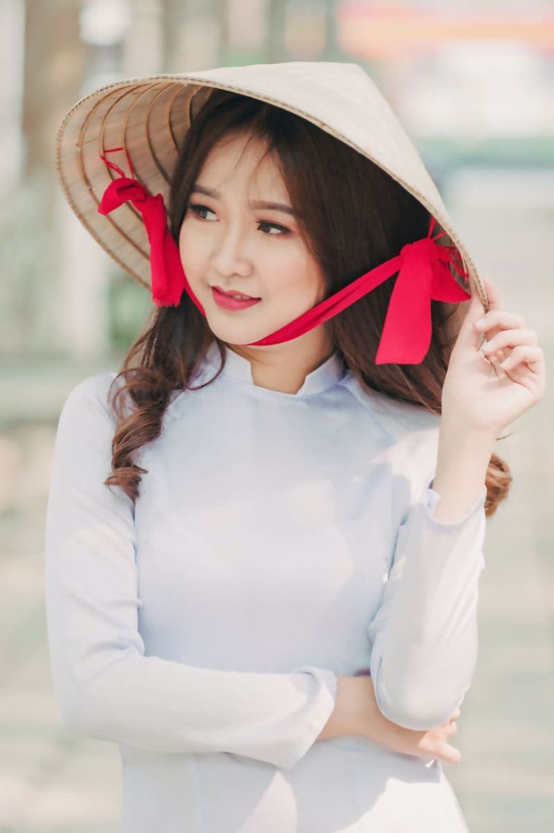 Gái xinh Việt Nam với áo dài và chiếc nón truyền thống