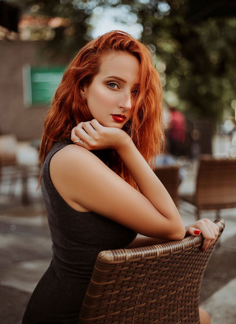 Cô gái xinh với mái tóc đỏ đặc biệt