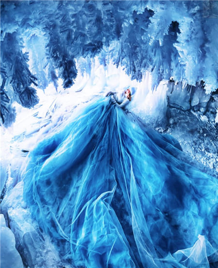 Hình ảnh chiếc váy xanh lộng lẫy hòa vào thiên nhiên