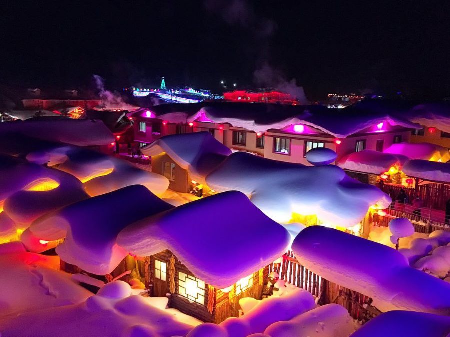 Hình ảnh đẹp về ngôi làng tuyết phủ trong đêm khi ánh đèn chiếu sáng