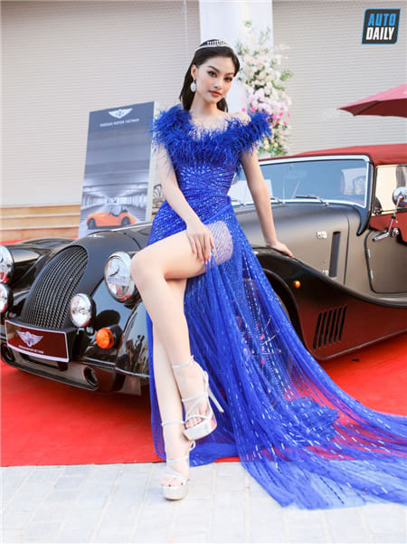 Hình ảnh đẹp cô gái với chiếc váy xanh bên siêu xe
