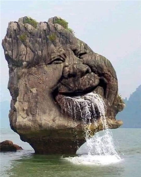 Hình ảnh tảng đá phun nước hài hước