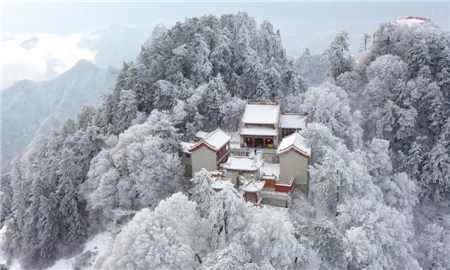 Hình ảnh đẹp về những ngôi nhà trên núi, tuyết phủ kín