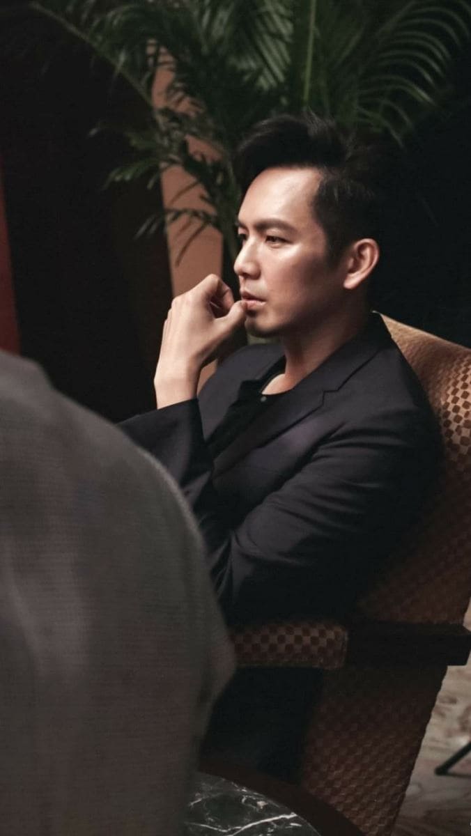 Nam diễn viên Trung Quốc Chung Hán Lương với bộ vest lịch lãm