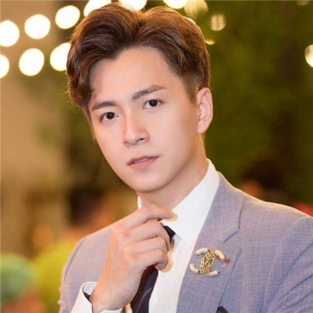 Hình ảnh nam ca sĩ và MC đẹp trai Ngô Kiến Huy