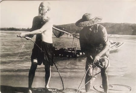 Hình ảnh Bác Hồ hòa mình cùng ngư dân kéo lưới bắt cá
