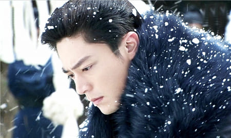 Hình ảnh nam diễn viên Trung Quốc Hoắc Kiến Hoa lạnh lùng cuốn hút với chiếc áo khoác lông