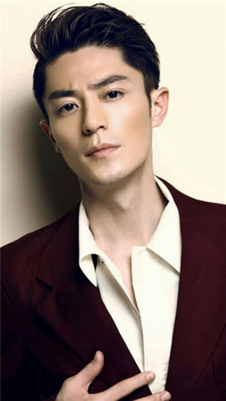 Hình ảnh nam diễn viên Hoắc Kiến Hoa với áo khoác đen lịch lãm