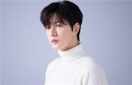 Nam diễn viên điển trai Hàn Quốc Park Hae Jin với chiếc áo len trắng