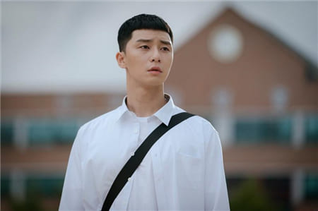 Hình ảnh nam diễn viên Hàn Quốc Park Seo Joon thanh lịch với chiếc áo sơ mi trắng
