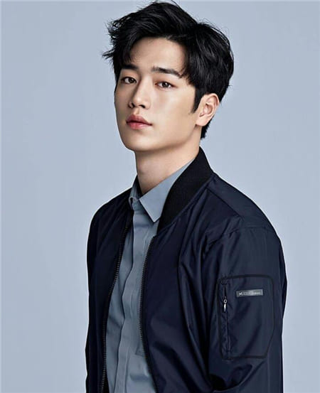 Nam diễn viên Hàn Quốc Seo Kang Joon với chiếc áo khoác trẻ trung năng động