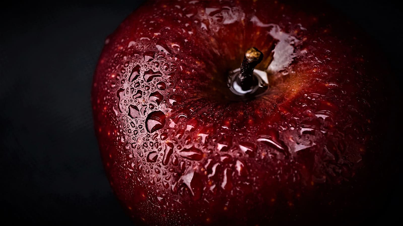 Hình ảnh đẹp về trái táo đỏ dước góc ảnh nghệ thuật làm hình nền máy tính