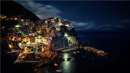Hình ảnh thành phố xây dựng trên núi vào đêm tuyệt đẹp làm hình nền máy tính