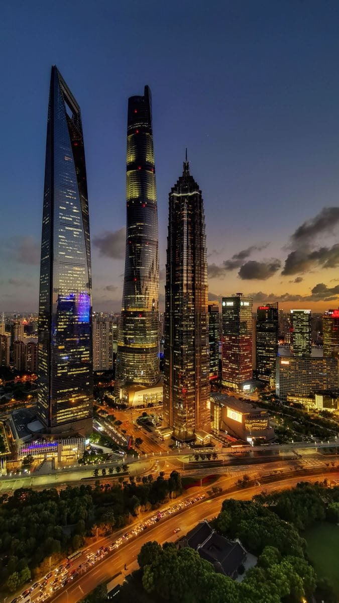 Những tòa nhà cao chọc trời của thành phố phát triển làm hình nền điện thoại