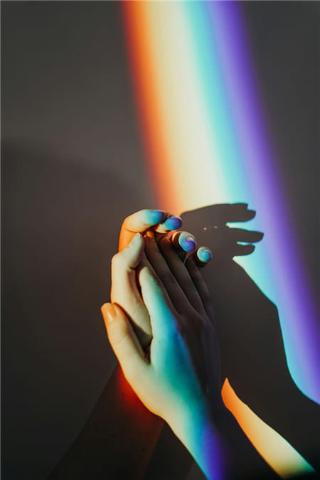 Hình ảnh đẹp về góc nhìn nghệ thuật giữa ánh sáng vè cái nắm tay