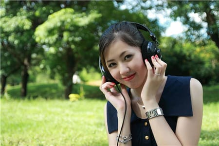 Cô gái với chiếc tai phone rất dễ thương