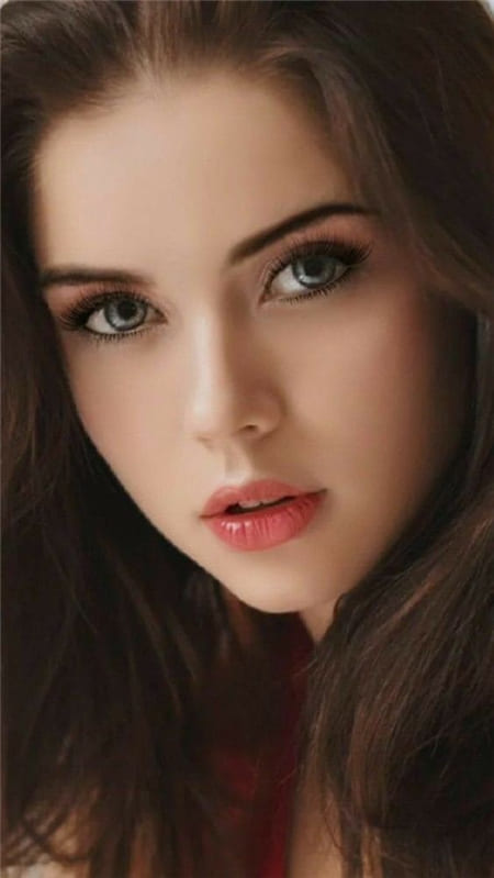 Hình ảnh cô gái xinh đẹp với đôi mắt sắc và đôi môi quyến rũ làm hình nền điện thoại